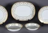 Aparelho de jantar de porcelana inglesa "MINTON... - Aparelho de jantar de porcelana inglesa "MINTONS", na cor branca ricamente decorado com rendilhados e frisos dourados, composto de: 23 pratos ra...