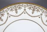 Aparelho de jantar de porcelana inglesa "MINTON... - Aparelho de jantar de porcelana inglesa "MINTONS", na cor branca ricamente decorado com rendilhados e frisos dourados, composto de: 23 pratos ra...