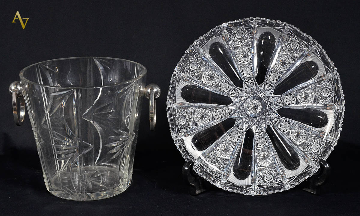 Duas peças de cristal lapidado, sendo prato p/ bolo( diam. 28 cm) e...