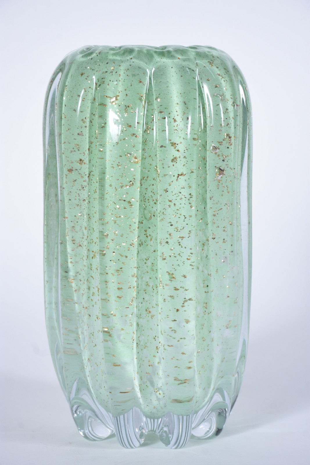 Vaso de vidro decorativo na cor verde, trabalhado em gomos com pó de... - foto 1 de 4