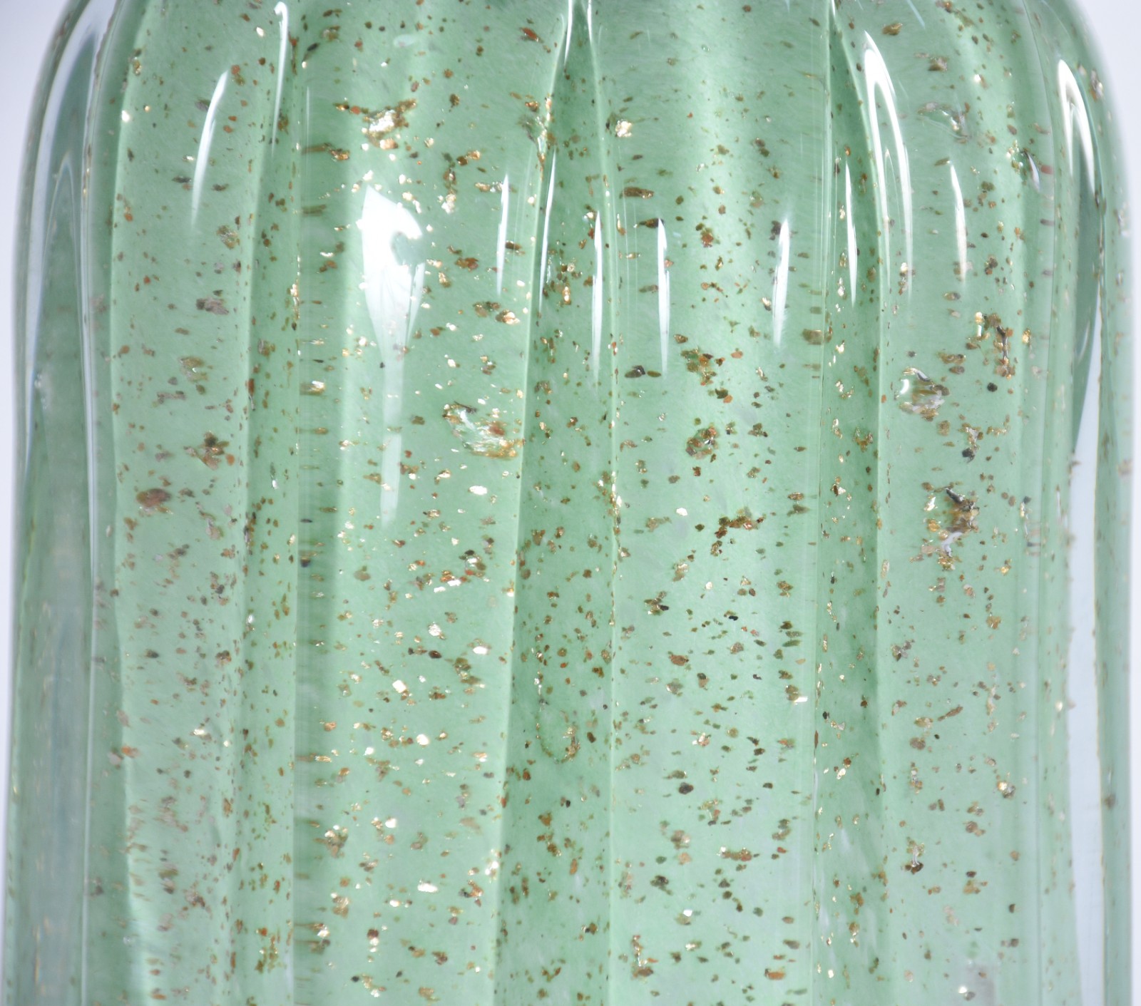 Vaso de vidro decorativo na cor verde, trabalhado em gomos com pó de... - foto 2 de 4