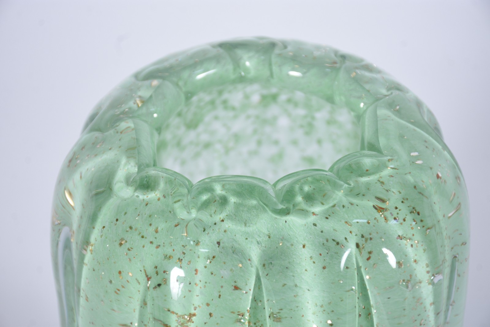 Vaso de vidro decorativo na cor verde, trabalhado em gomos com pó de... - foto 3 de 4
