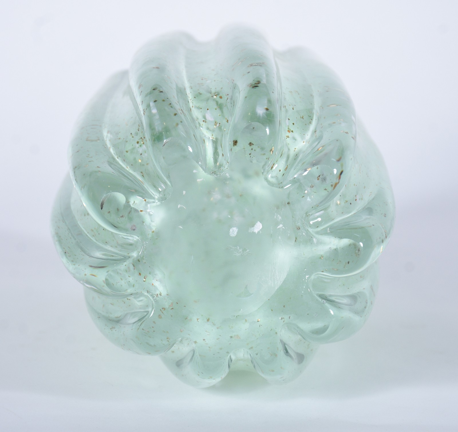 Vaso de vidro decorativo na cor verde, trabalhado em gomos com pó de... - foto 4 de 4