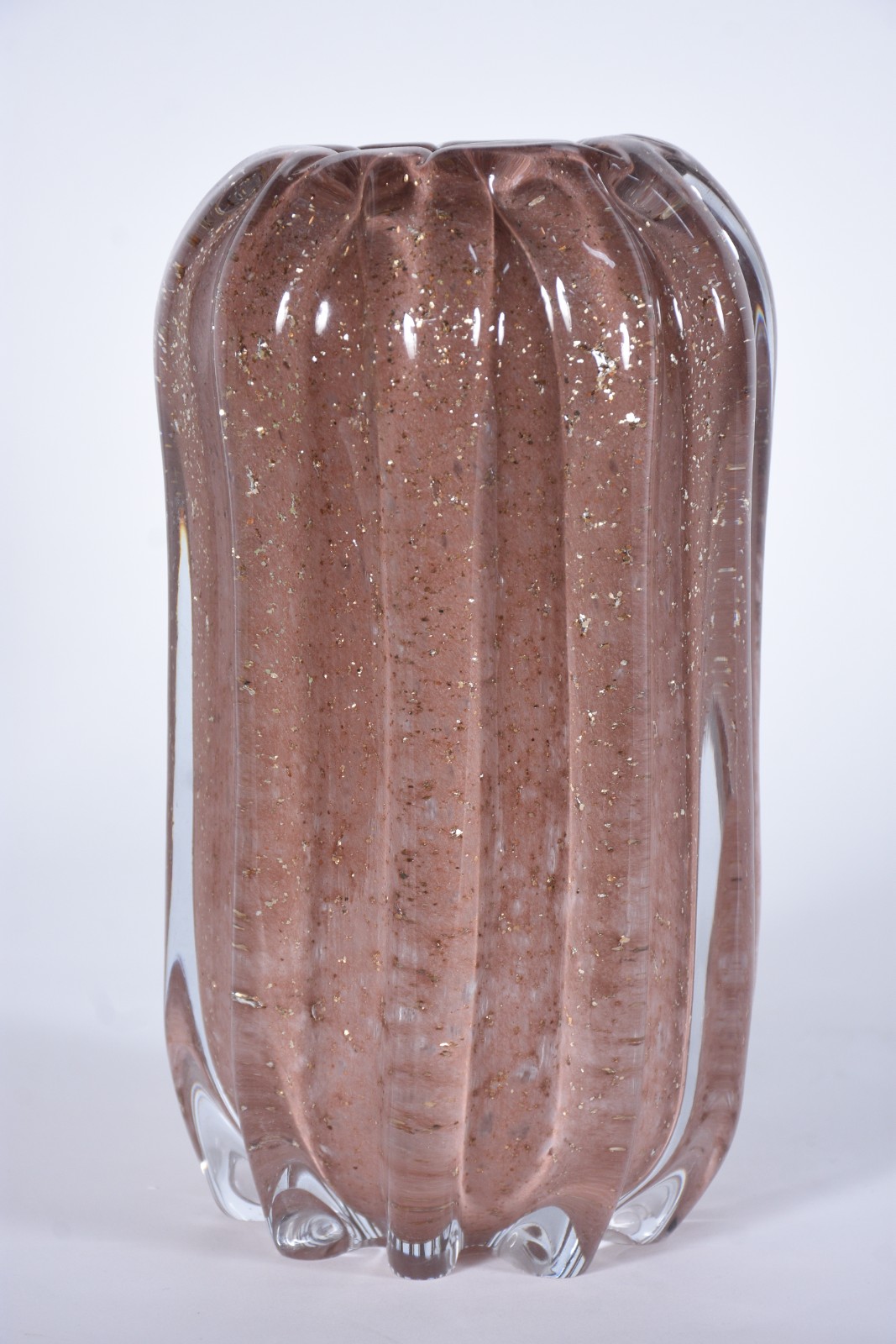 Vaso de vidro decorativo na cor marrom com pó de ouro, trabalhado em... - foto 1 de 4