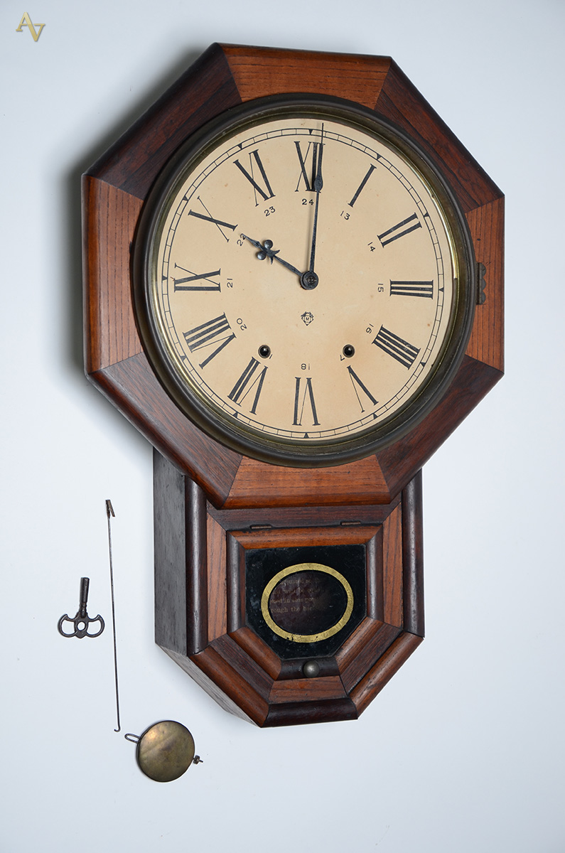 Relógio de parede com caixa de madeira feitio oitavado. Altura 61 cm...