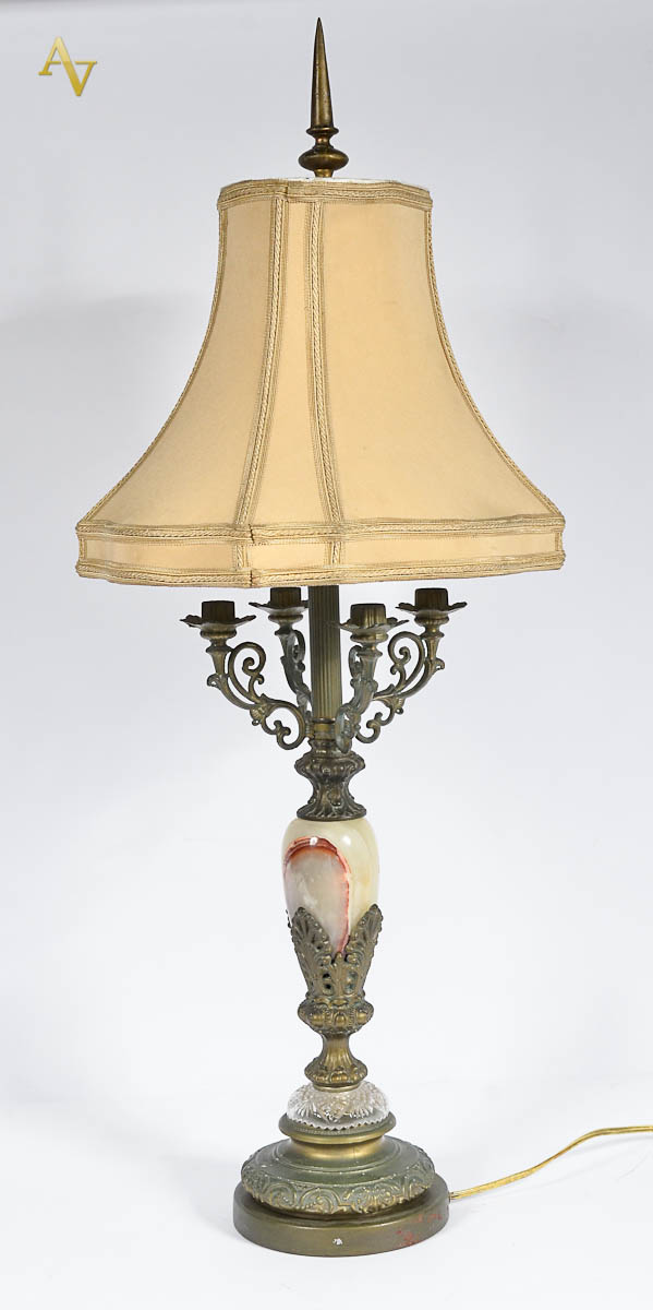 Abajour Francês em bronze e alabastro. Cúpula em tecido. Alt. 90 cm.