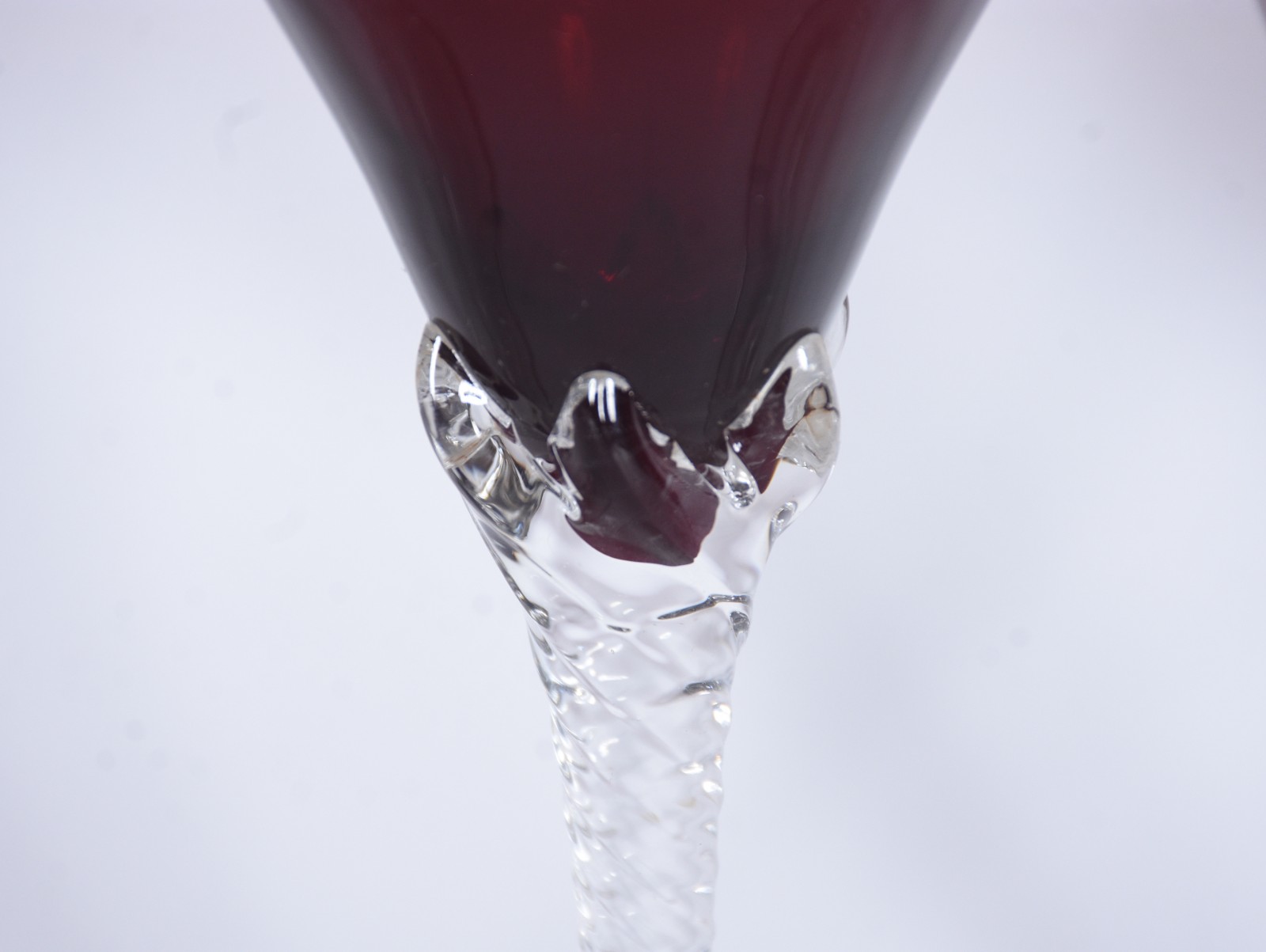 Serviço de taças tchecas na cor vermelha, composto de: 12 para vinho... - foto 5 de 6