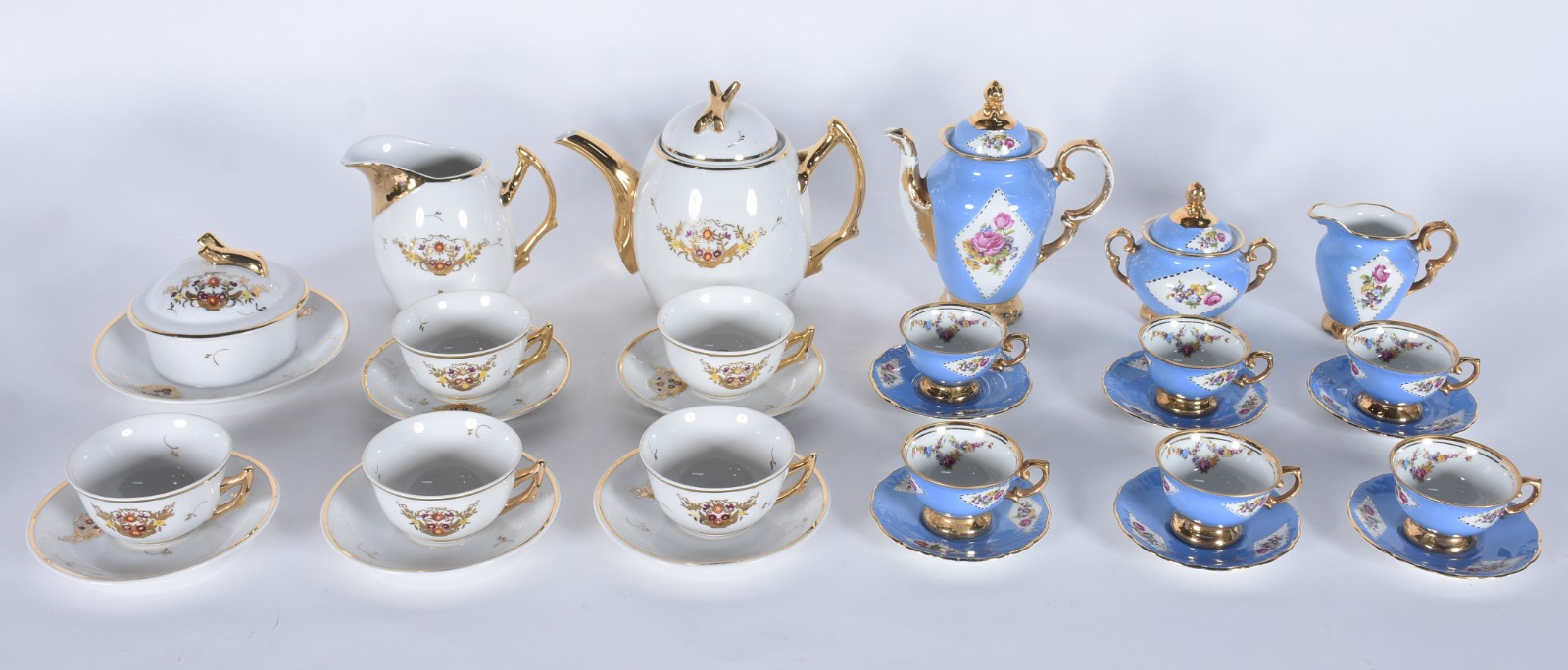 Dois pequenos serviços de porcelana, sendo um Monte Alegre na cor... - foto 1 de 11