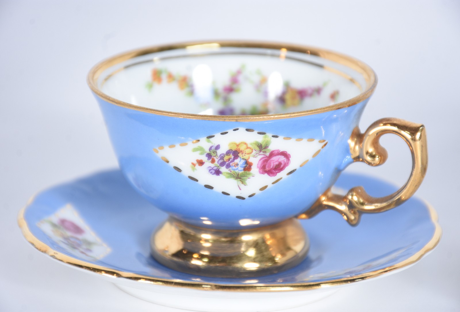 Dois pequenos serviços de porcelana, sendo um Monte Alegre na cor... - foto 5 de 11