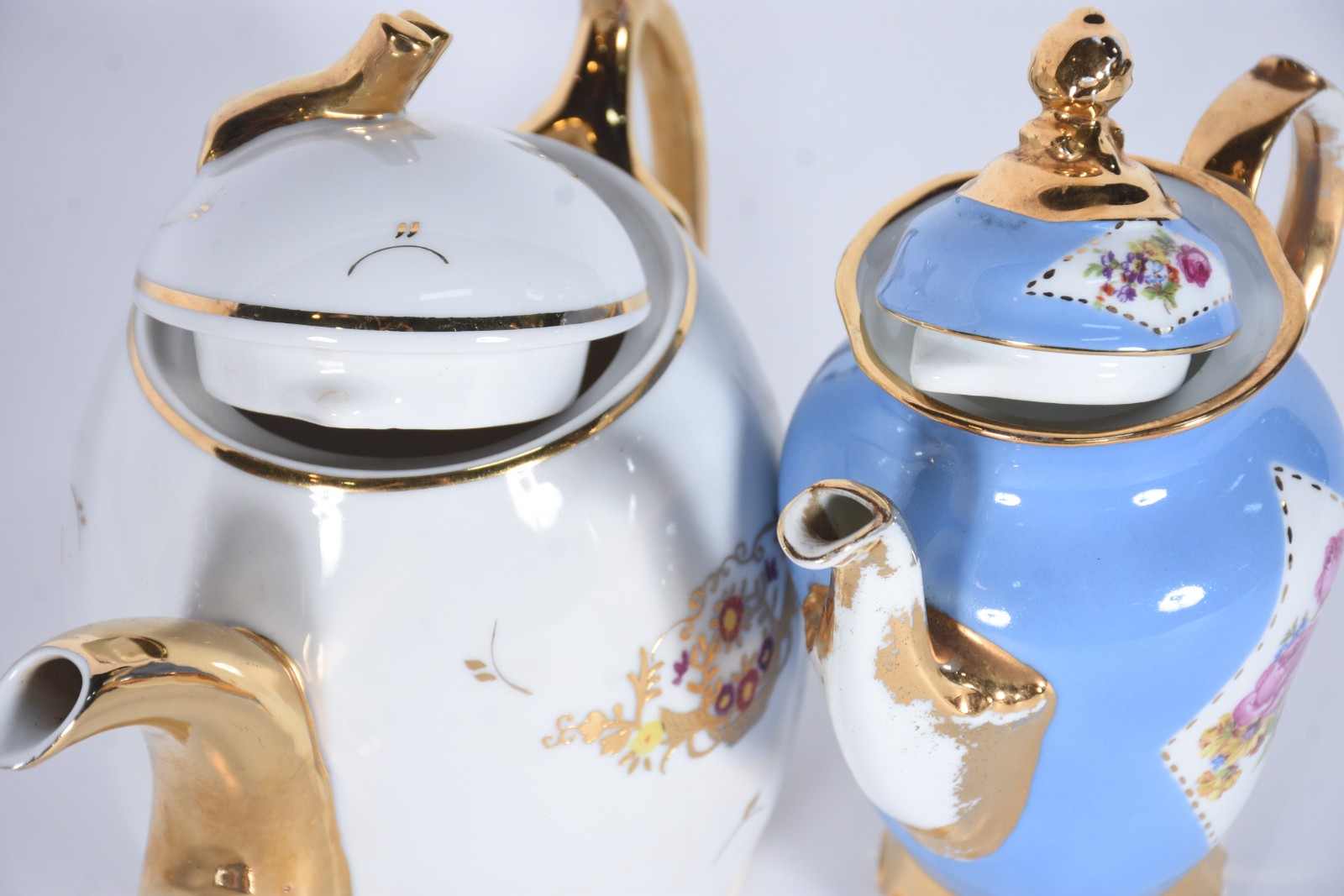 Dois pequenos serviços de porcelana, sendo um Monte Alegre na cor... - foto 10 de 11