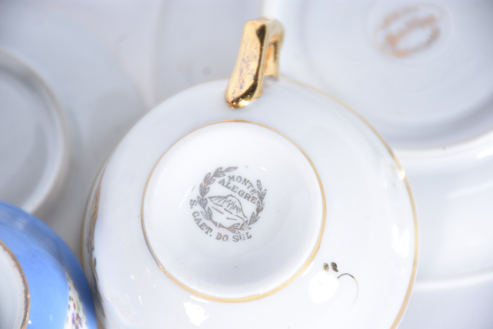 Dois pequenos serviços de porcelana, sendo um Monte Alegre na cor... - foto 11 de 11