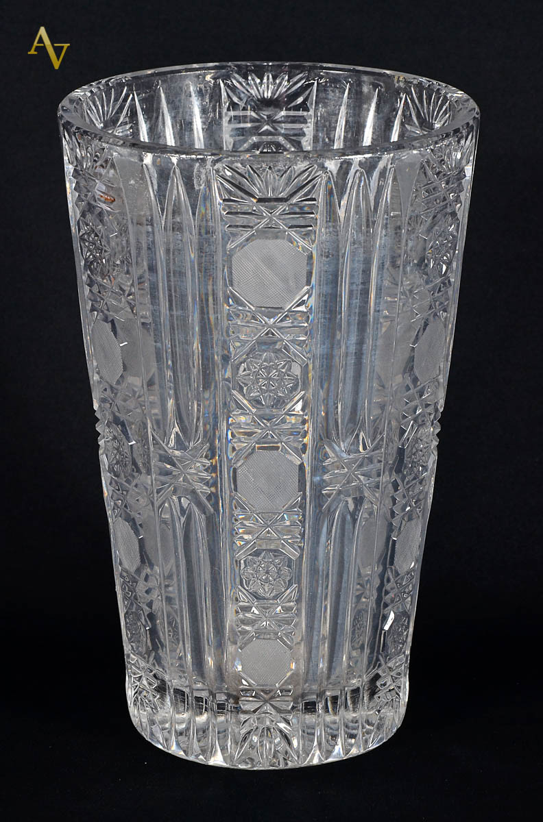 Vaso de cristal facetado .Alt. 25 cm; diam. 17 cm.