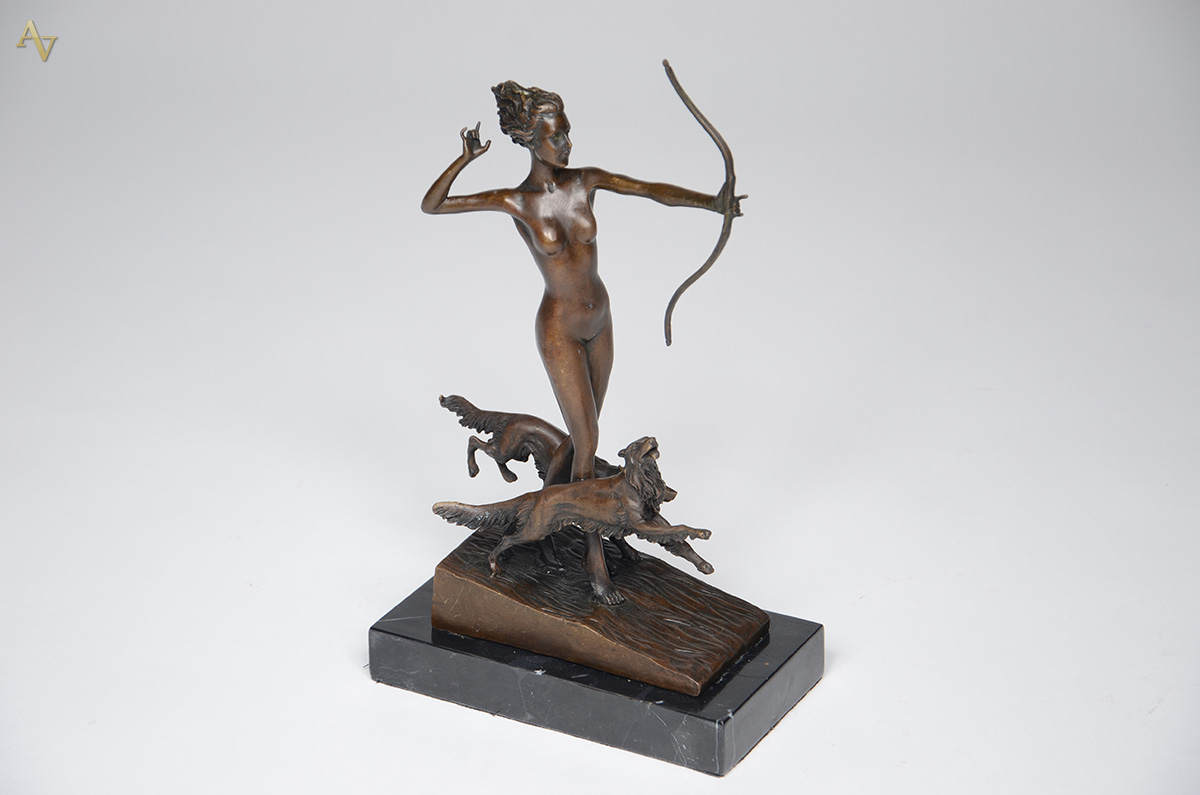 Escultura de bronze representando caçadora, base de mármore. Altura... - foto 1 de 4
