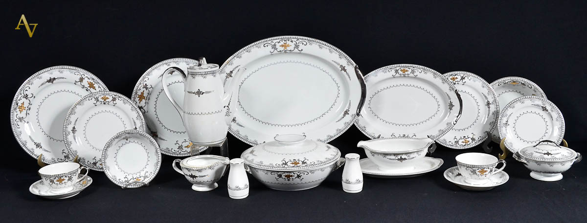Aparelho de jantar e chá de porcelana japonesa branca pintada a mão...