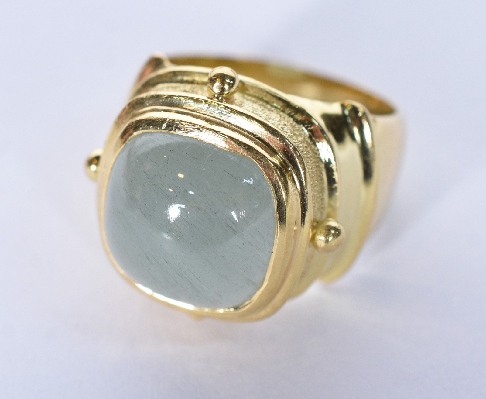 Anel de ouro 18k., contraste 75, no feitio retangular com detalhes na... - foto 1 de 7