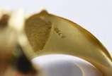 Anel de ouro 18k., contraste 75, no feitio reta... - Anel de ouro 18k., contraste 75, no feitio retangular com detalhes na lateral, com uma água marinha leitosa, aro 15. (Por motivos de segurança a...