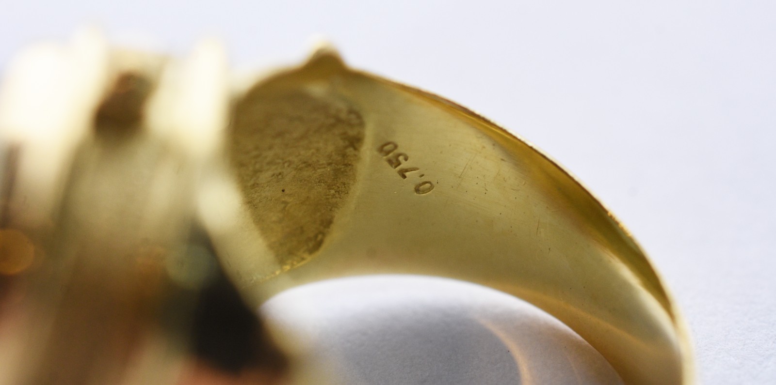 Anel de ouro 18k., contraste 75, no feitio retangular com detalhes na... - foto 3 de 7