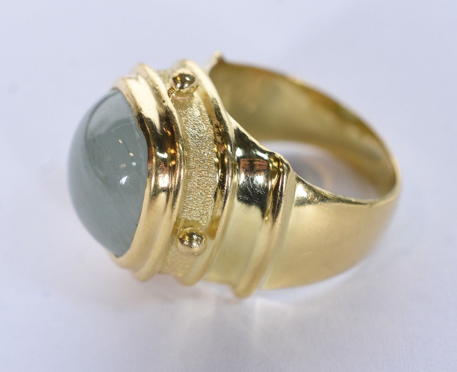 Anel de ouro 18k., contraste 75, no feitio retangular com detalhes na... - foto 4 de 7