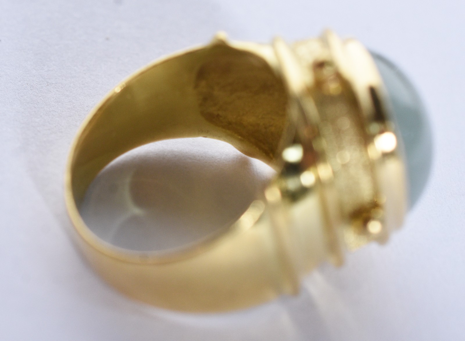 Anel de ouro 18k., contraste 75, no feitio retangular com detalhes na... - foto 5 de 7