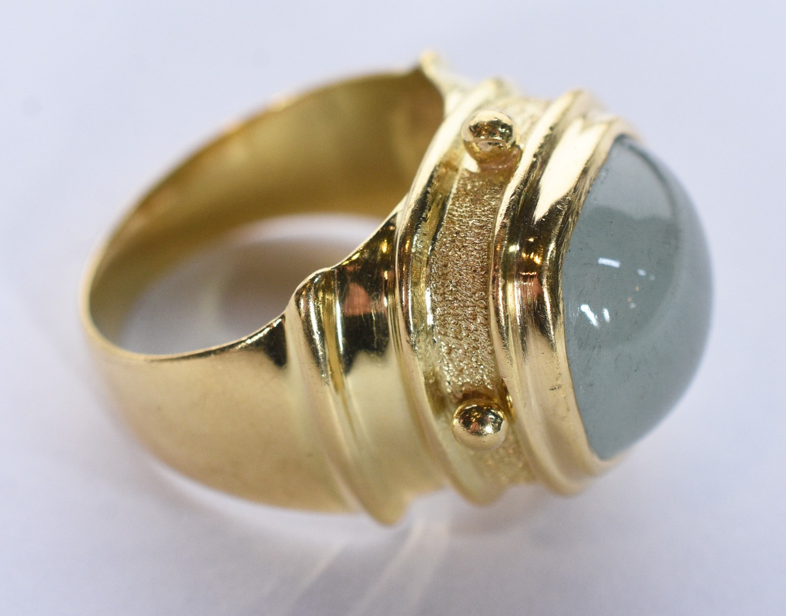Anel de ouro 18k., contraste 75, no feitio retangular com detalhes na... - foto 6 de 7