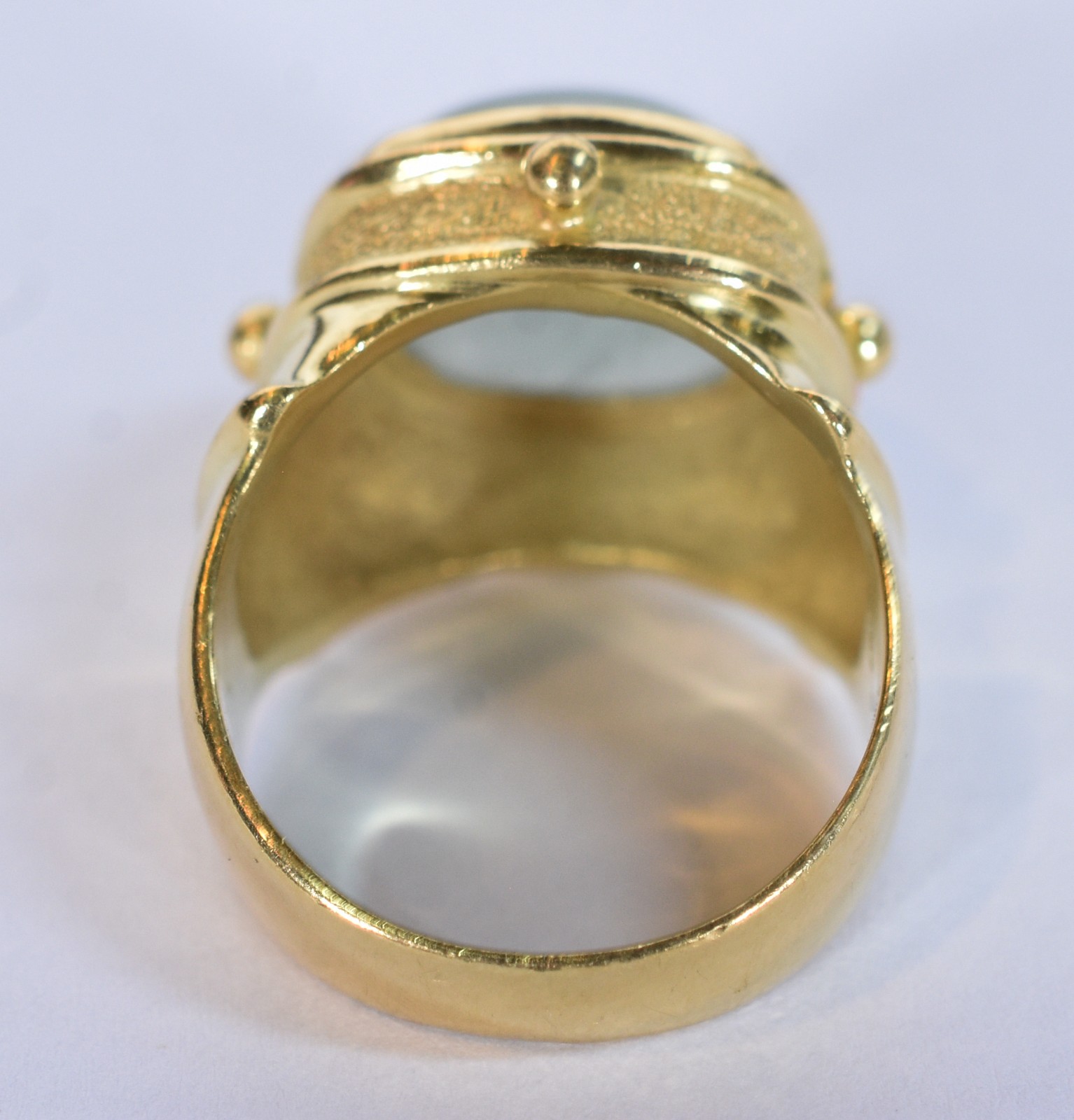 Anel de ouro 18k., contraste 75, no feitio retangular com detalhes na... - foto 7 de 7