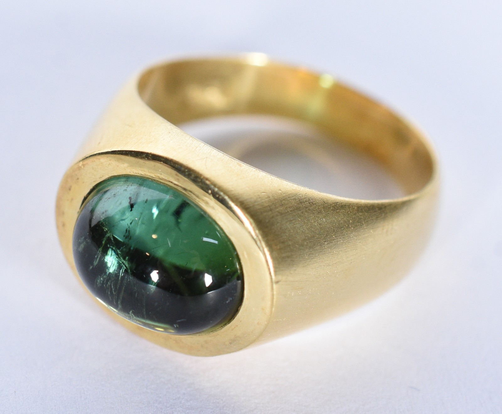 Anel de ouro 18k. contraste 750 mls com pedra oval turmalina verde... - foto 1 de 6