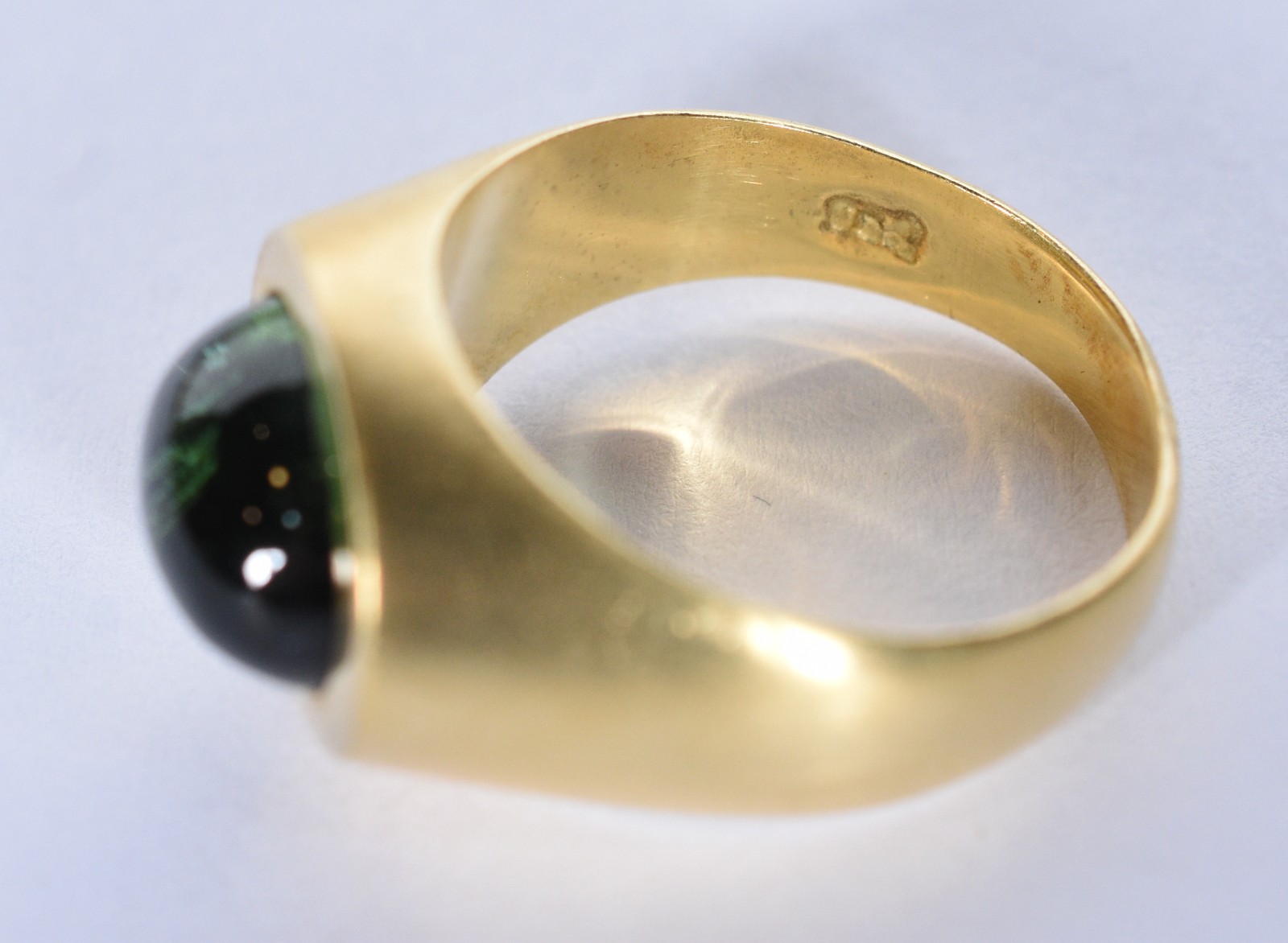 Anel de ouro 18k. contraste 750 mls com pedra oval turmalina verde... - foto 3 de 6