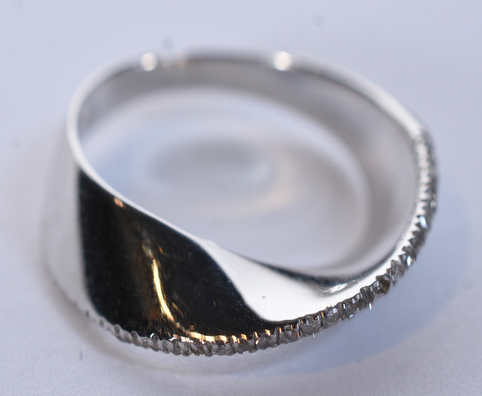 Anel de ouro branco, contraste 750 com diamantes, aro 19. (Por... - foto 1 de 11