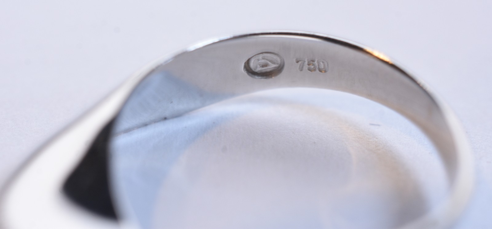 Anel de ouro branco, contraste 750 com diamantes, aro 19. (Por... - foto 2 de 11