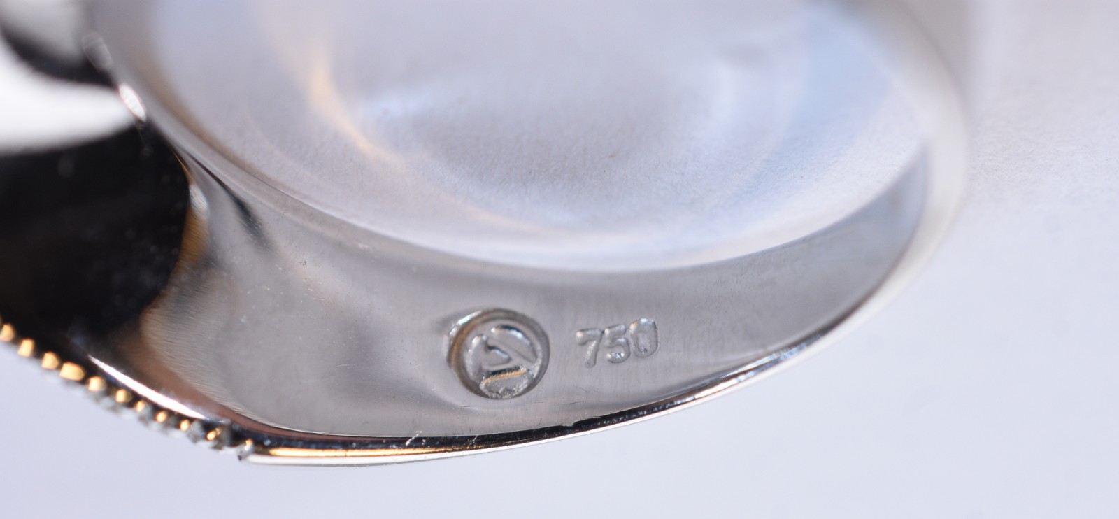 Anel de ouro branco, contraste 750 com diamantes, aro 19. (Por... - foto 4 de 11