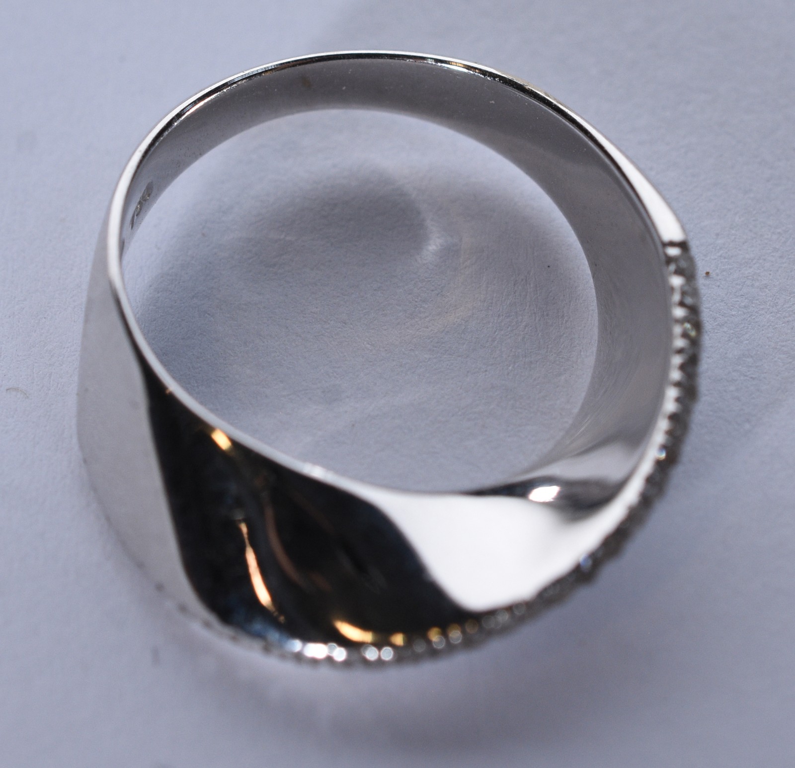 Anel de ouro branco, contraste 750 com diamantes, aro 19. (Por... - foto 5 de 11