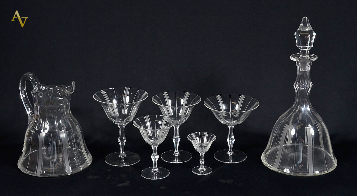 Serviço de cristal c/ frisos foscos, composto de 12 copos p/ vinho...
