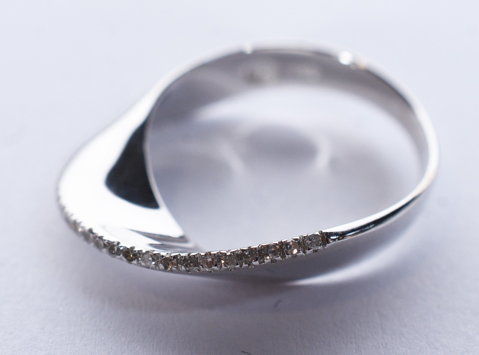 Anel de ouro branco, contraste 750 com diamantes, aro 19. (Por... - foto 8 de 11