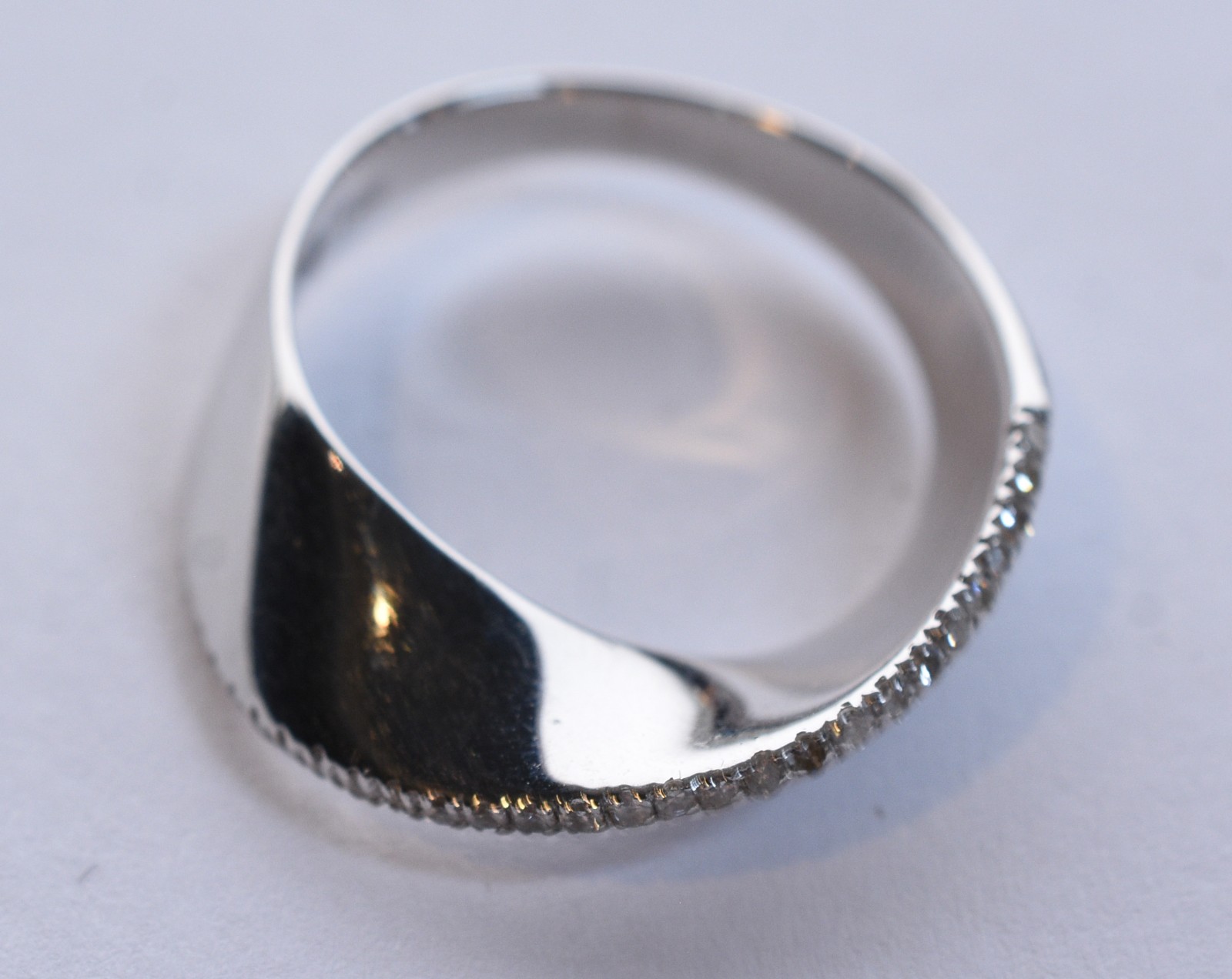 Anel de ouro branco, contraste 750 com diamantes, aro 19. (Por... - foto 9 de 11