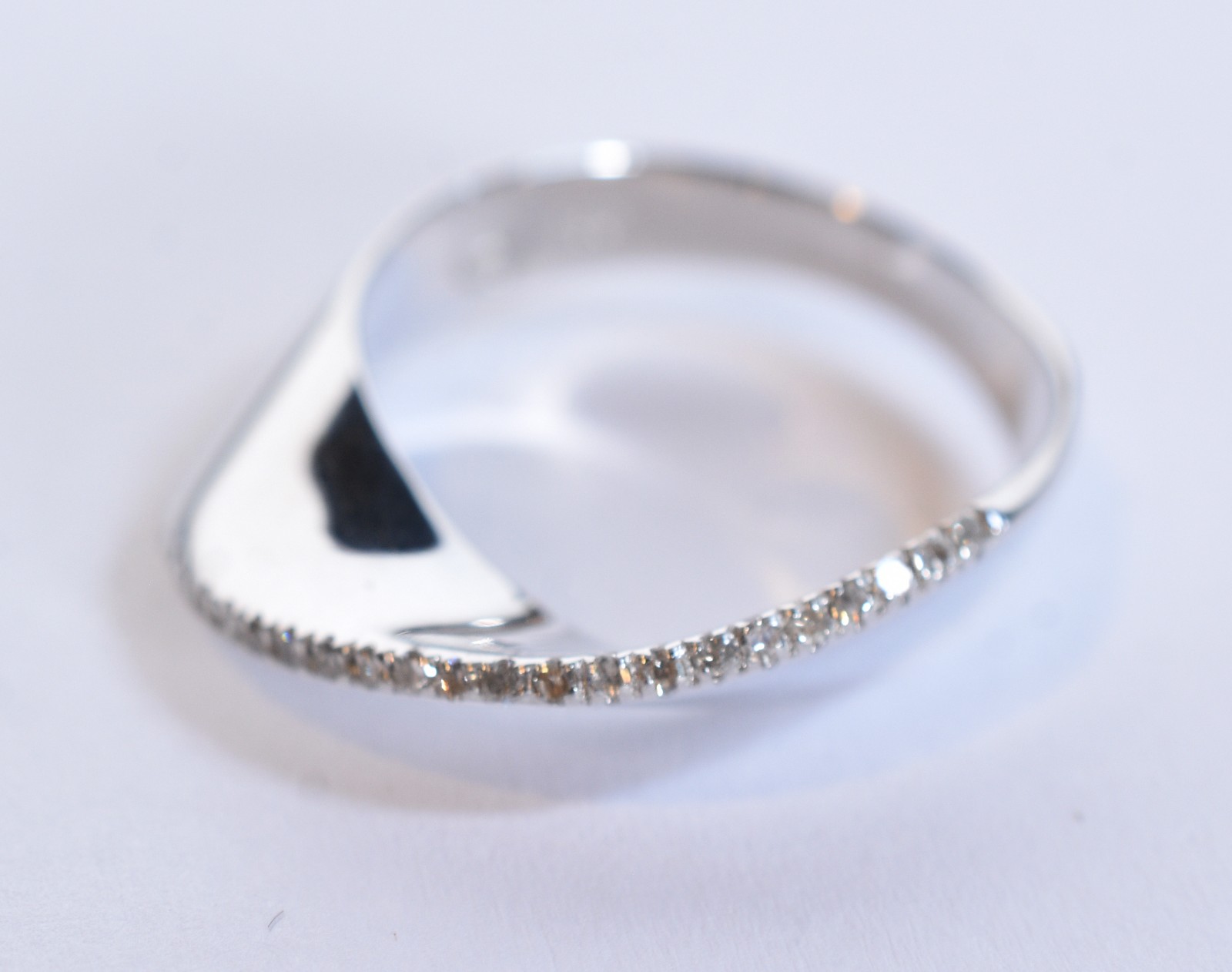 Anel de ouro branco, contraste 750 com diamantes, aro 19. (Por... - foto 10 de 11