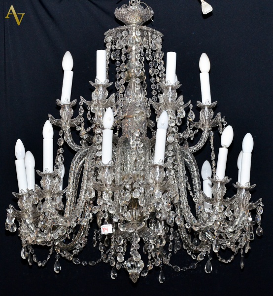 Belissimo lustre de cristal para 18 luzes, sendo 12 braços na parte...