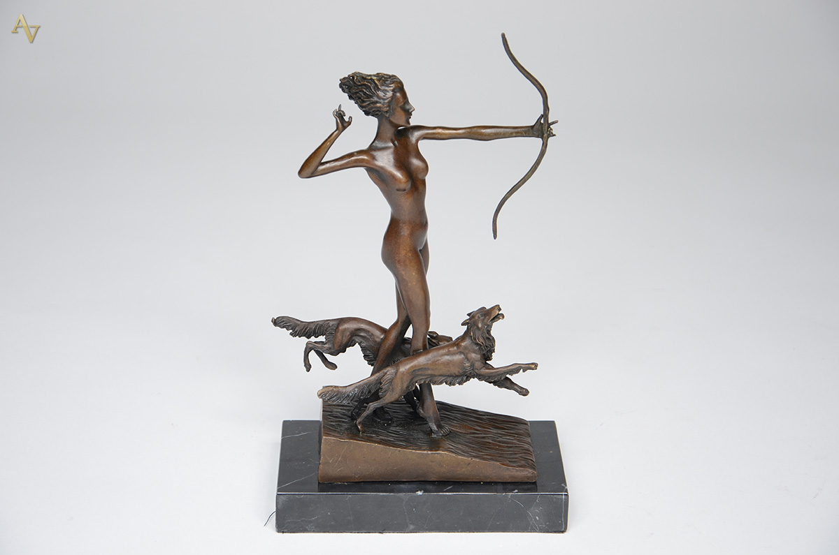 Escultura de bronze representando caçadora, base de mármore. Altura... - foto 2 de 4