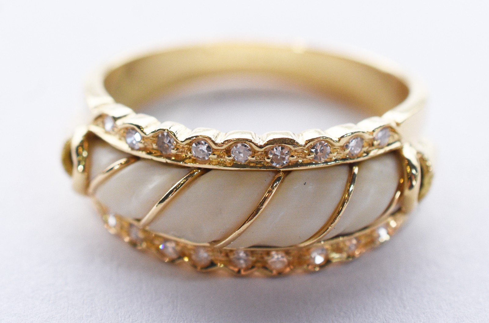Anel de ouro 18k. contraste 750 mls com brilhantes nas laterais, aro... - foto 2 de 7