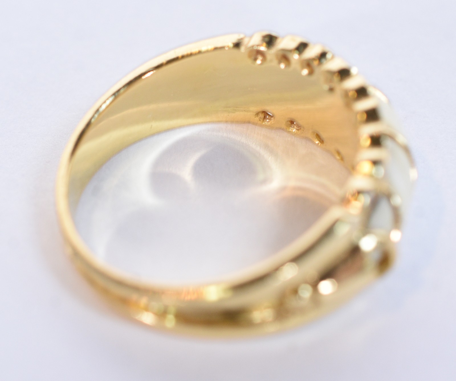 Anel de ouro 18k. contraste 750 mls com brilhantes nas laterais, aro... - foto 3 de 7