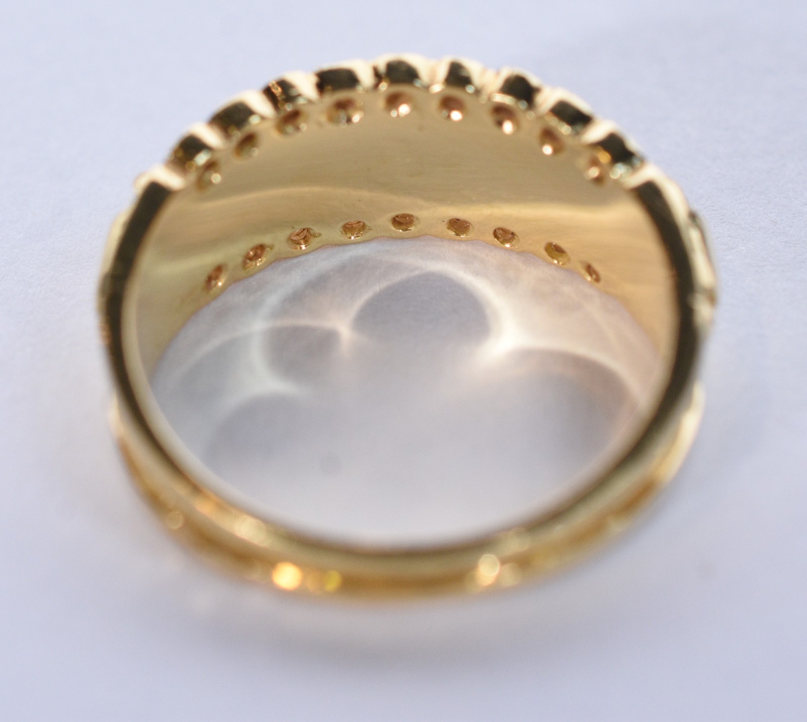 Anel de ouro 18k. contraste 750 mls com brilhantes nas laterais, aro... - foto 4 de 7