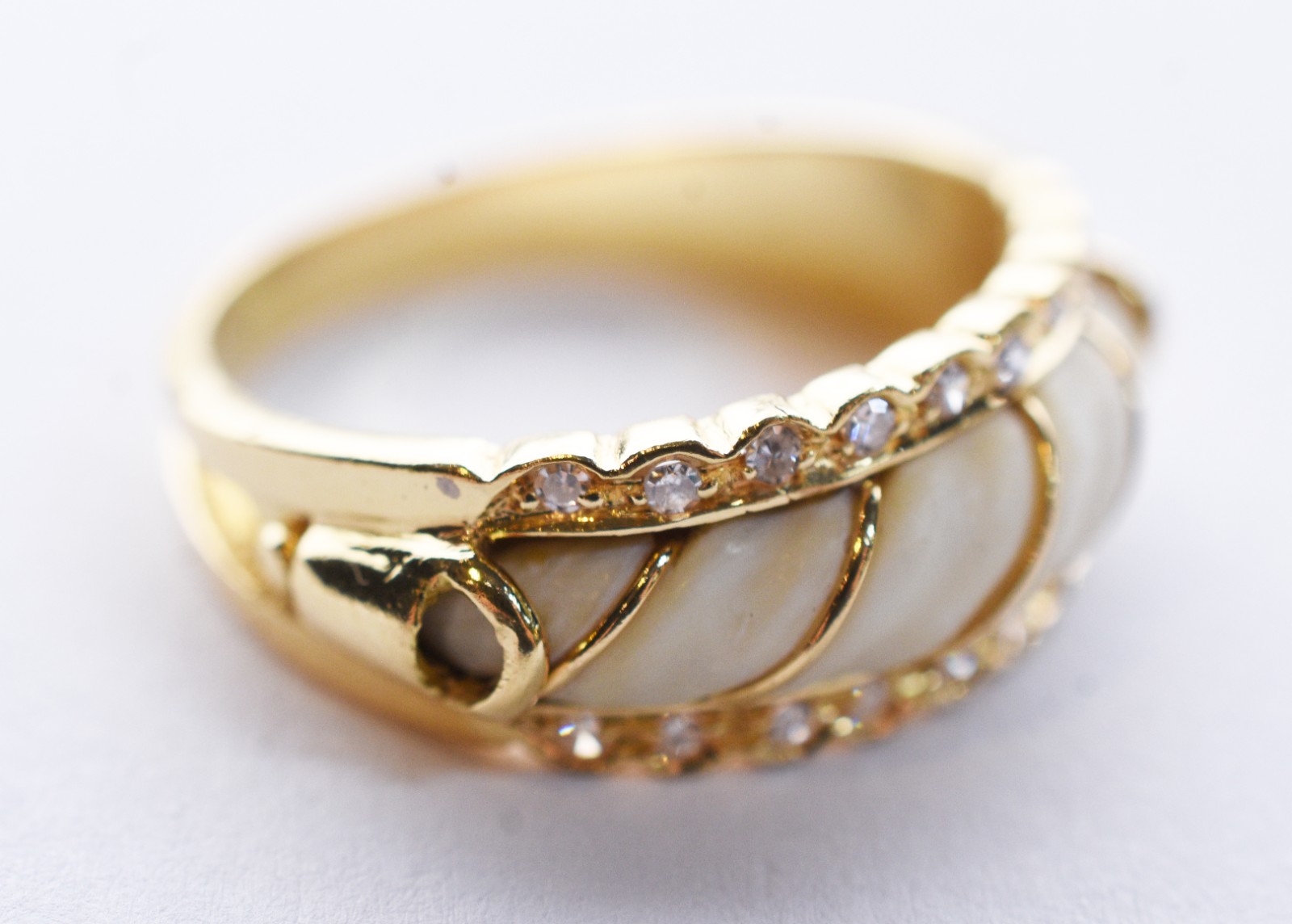 Anel de ouro 18k. contraste 750 mls com brilhantes nas laterais, aro... - foto 5 de 7
