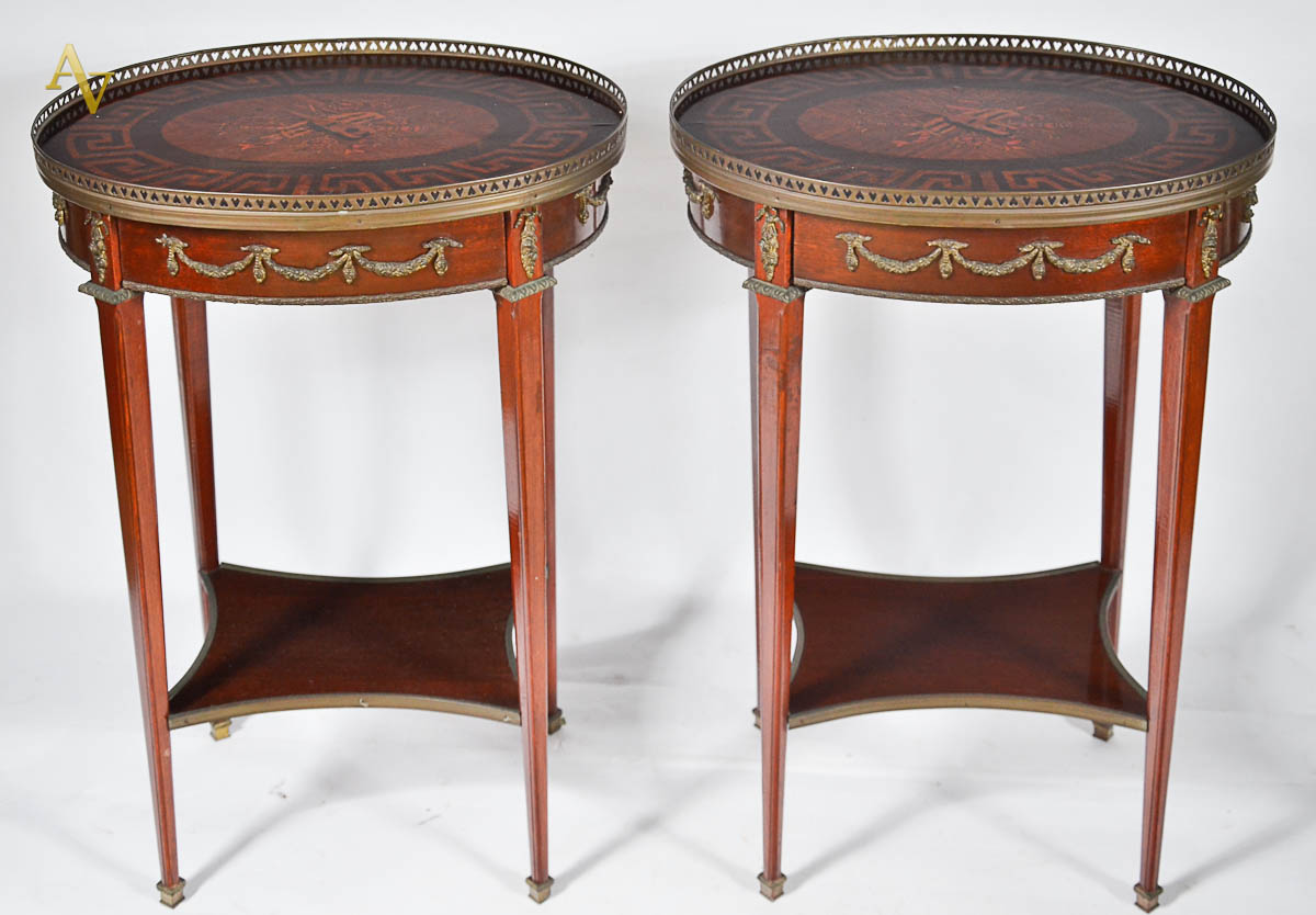 Par de mesinhas estilo francês, feitio oval, cercadura de bronze, uma...