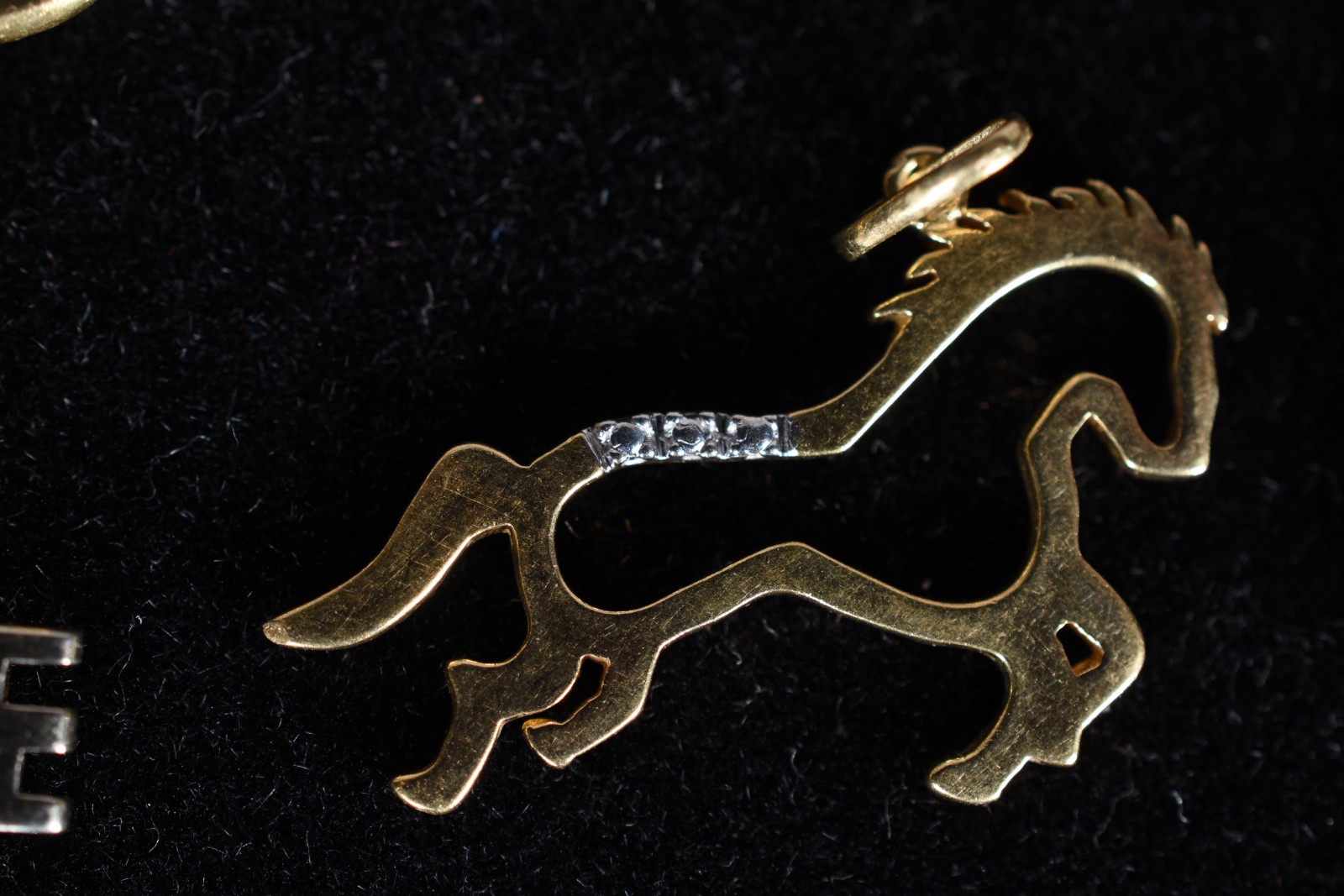 Conjunto com 4 pingentes de ouro 18k, contraste 750 mls, sendo... - foto 4 de 5