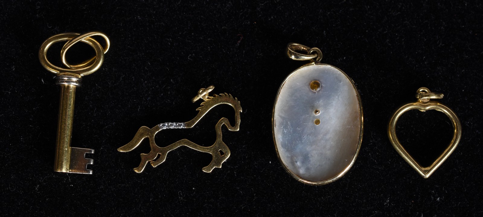Conjunto com 4 pingentes de ouro 18k, contraste 750 mls, sendo... - foto 5 de 5
