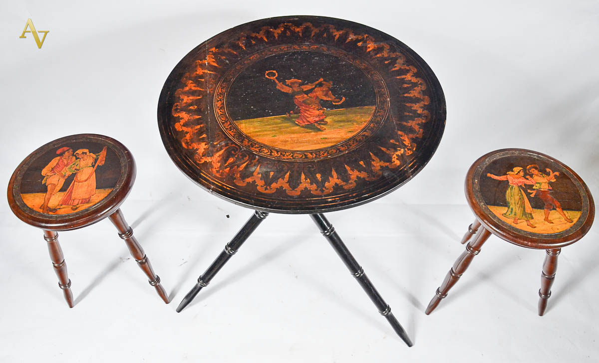 Mesa auxiliar e par de banquetas de madeira nobre com pinturas de...
