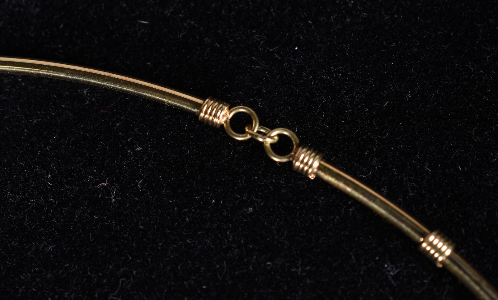 Aro em ouro 18k. modelo 3 pedaço com movimentos , fecho mosquetão... - foto 4 de 5