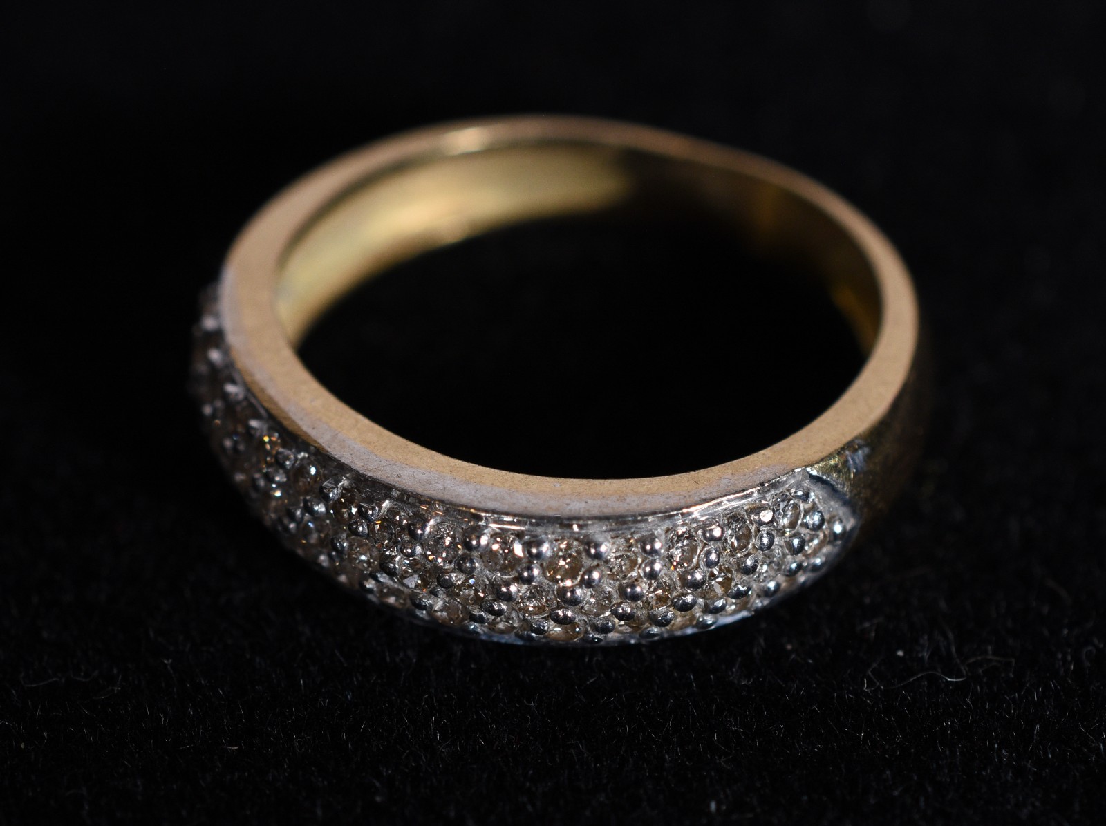Aliança de ouro 18k., contraste 750 mls cravejada com 48 brilhantes... - foto 1 de 6
