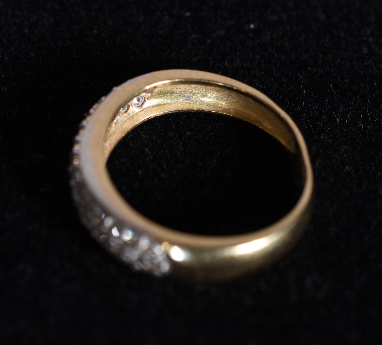 Aliança de ouro 18k., contraste 750 mls cravejada com 48 brilhantes... - foto 4 de 6