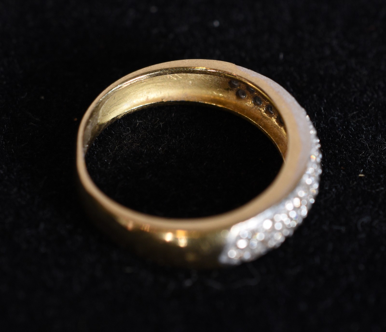 Aliança de ouro 18k., contraste 750 mls cravejada com 48 brilhantes... - foto 6 de 6
