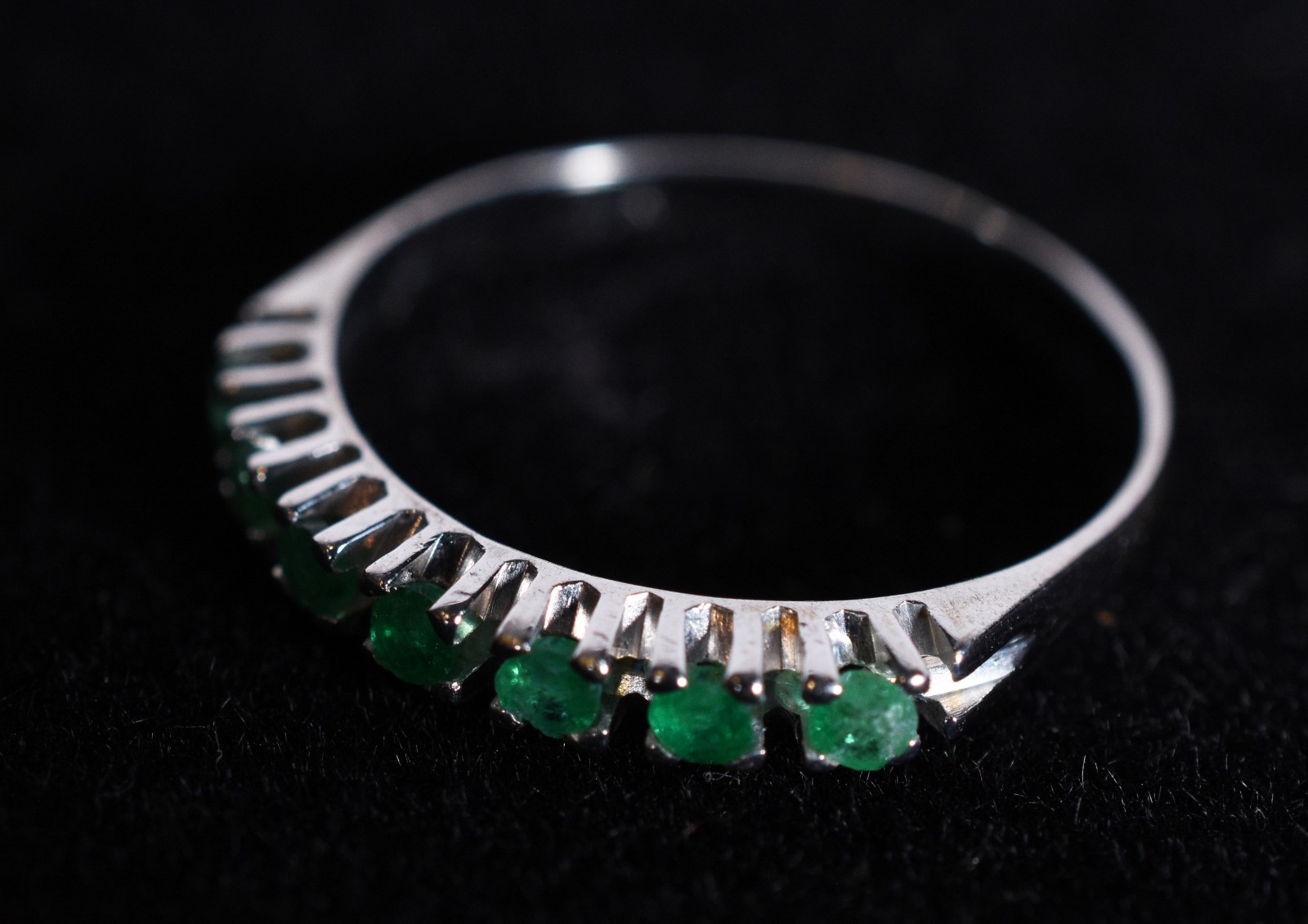 Anel de ouro branco 18k. com 7 esmeraldas, aro 14 (Por motivos de... - foto 1 de 6
